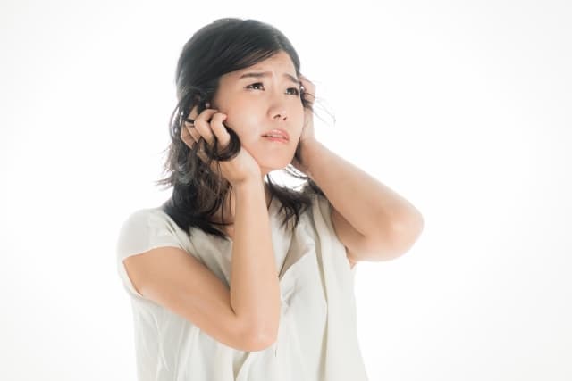 分からないで困っている女性